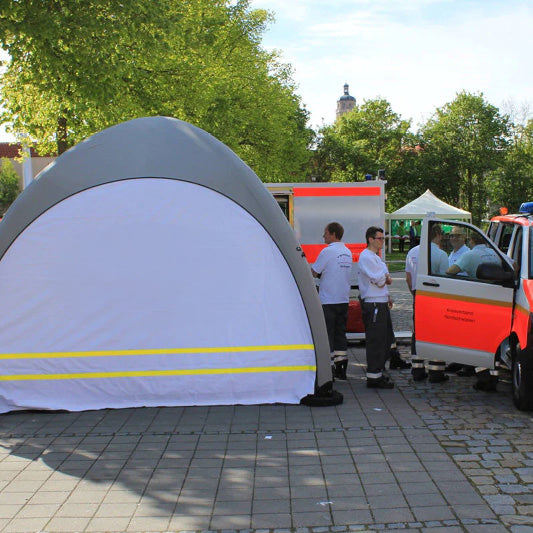 Schnelleinsatzzelt Gybe Humanity Tent Emergency im Einsatz / BRK Logo