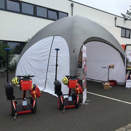 Schnelleinsatzzelt Gybe Humanity Tent Emergency im Einsatz / mit Joanniter Aufdruck