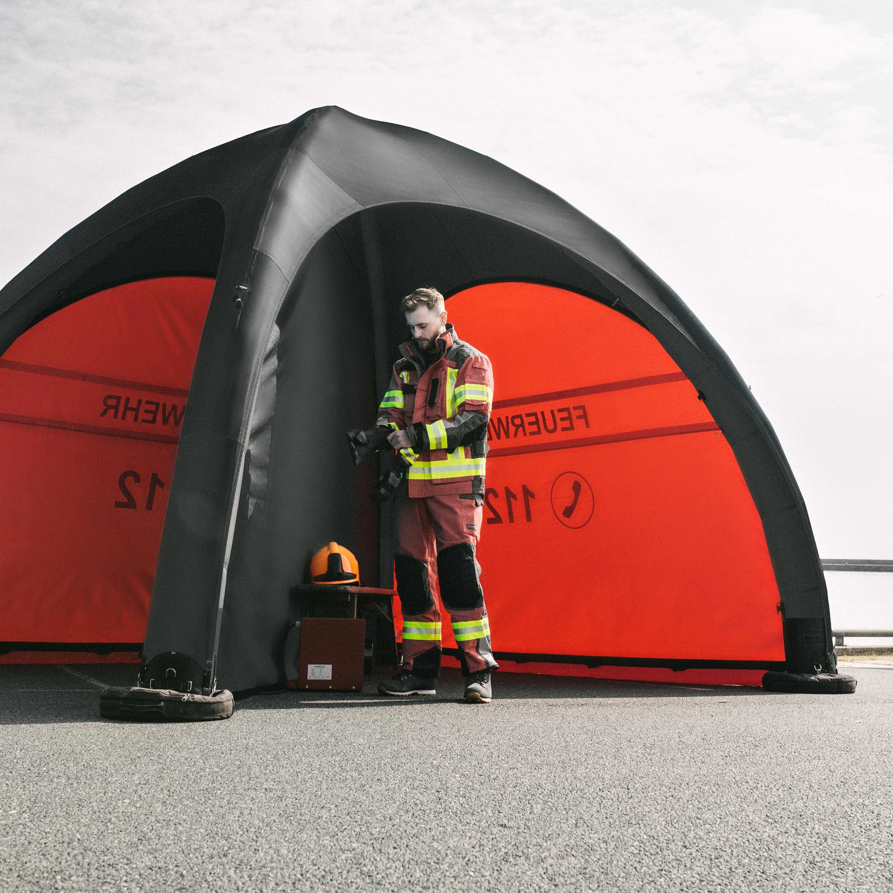 schnell zelt GYBE Schnelleinsatzzelt PSA Trennwand: Hygiene & Ordnung im Einsatz – Profi-Einsatzzelte