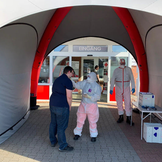 Aufblasbares Rettungszelt von GYBE als Eingangsbereich mit Einsatzkräften in Schutzausrüstung