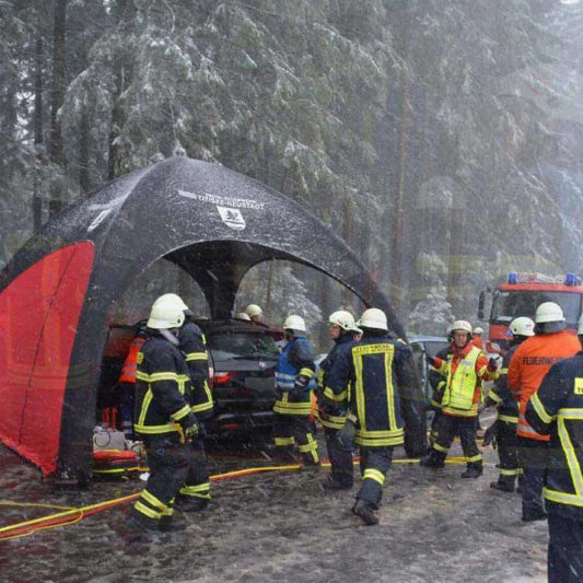 Schnelleinsatzzelt Gybe Humanity Tent Emergency im Einsatz bei Wind und Schnee / Feuerwehrzelte