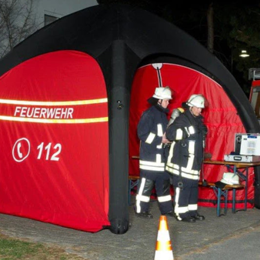 Aufblasbares Einsatzzelt der Feuerwehr von GYBE beim Nachteinsatz